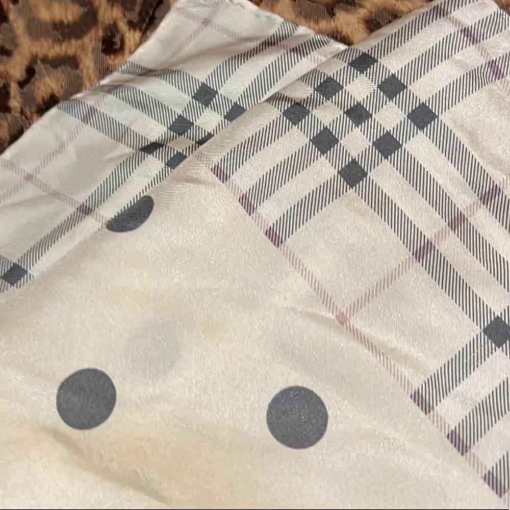 BURBERRY Scarf - Authentic - Picture 9 of 9